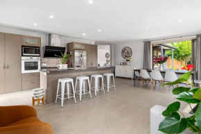 A Beach Hive at Papamoa Beach - 4 bedrooms